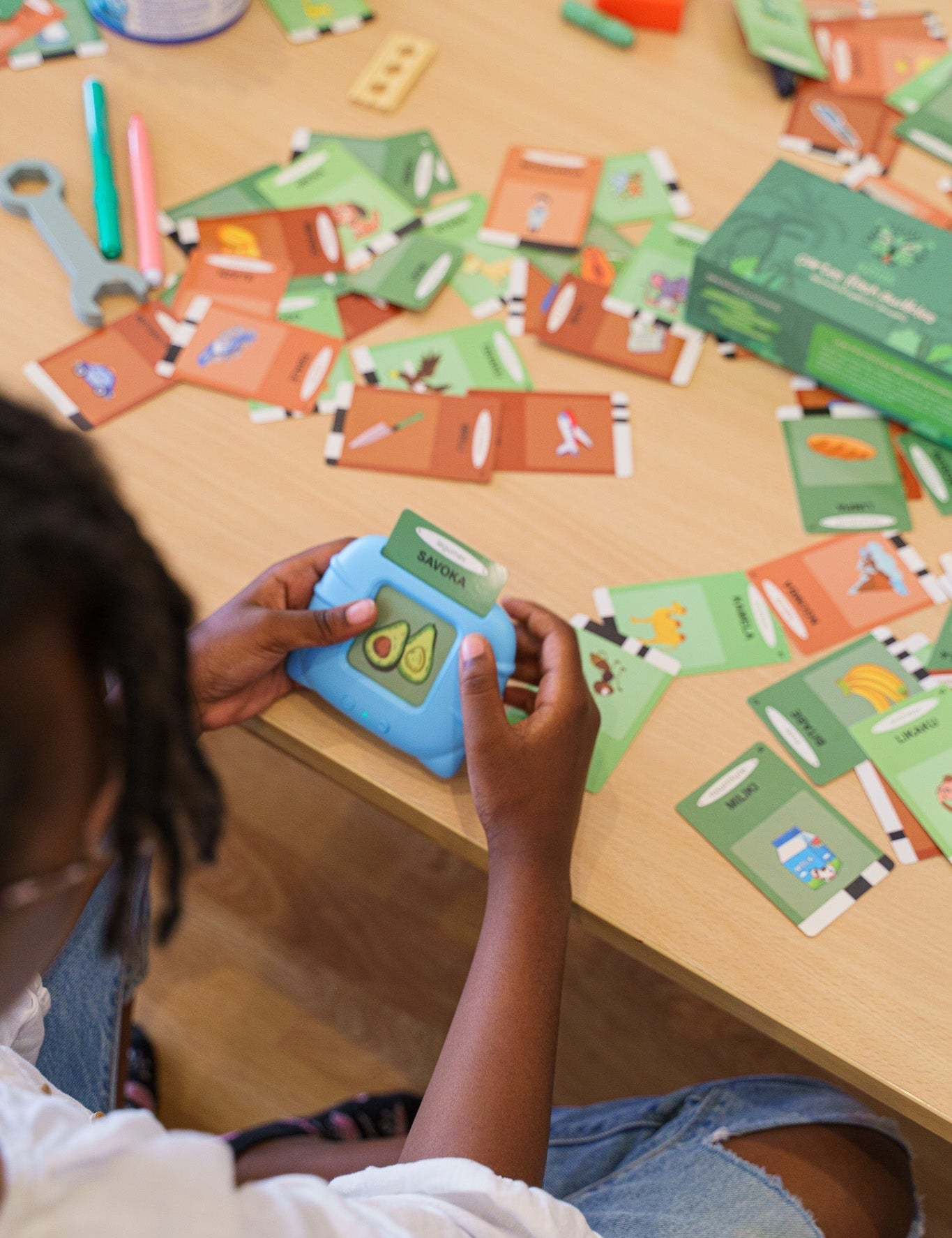 Lingala enfant : pourquoi les enfants apprennent mieux avec des images et des sons