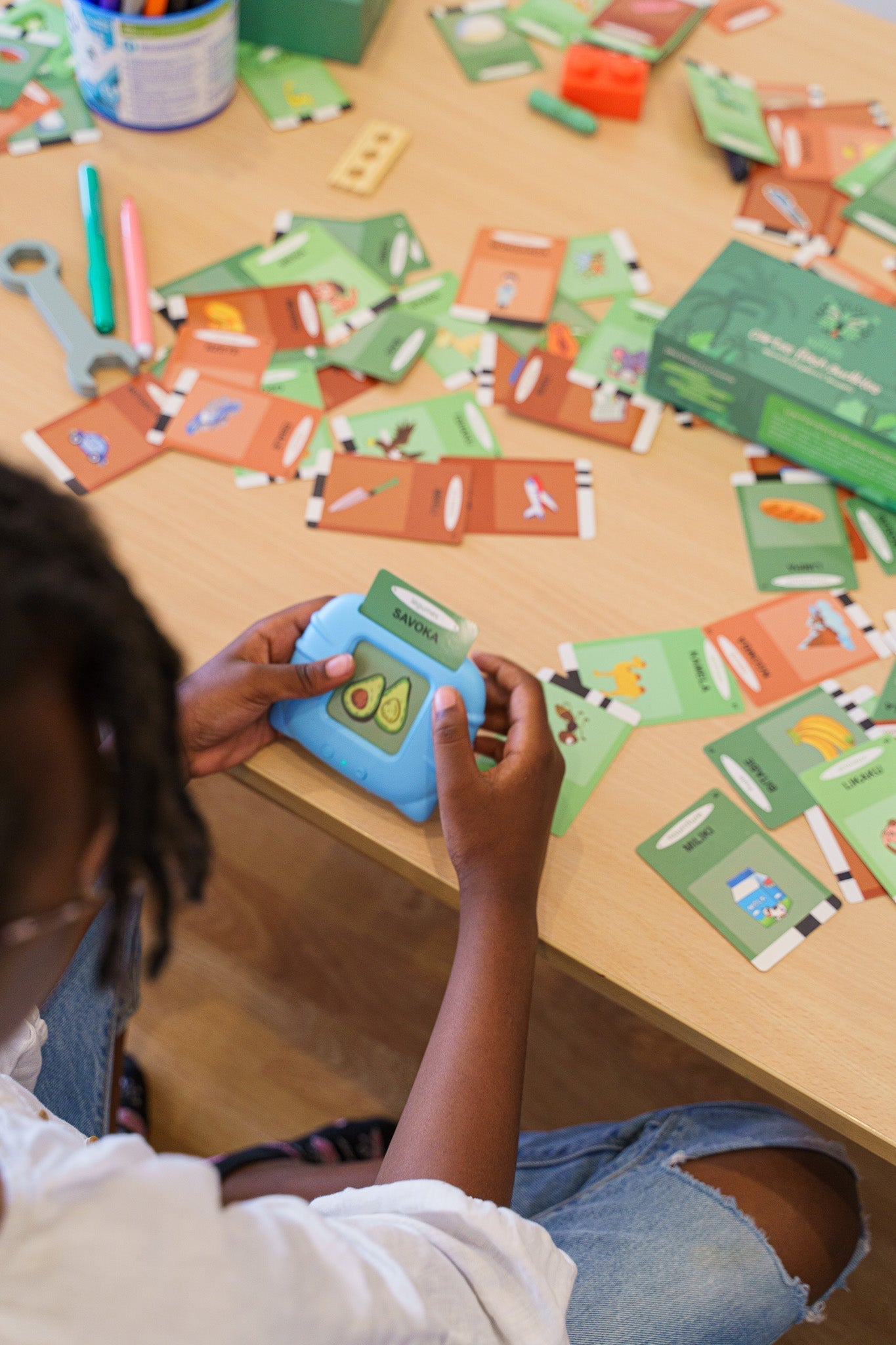 Lingala enfant : pourquoi les enfants apprennent mieux avec des images et des sons